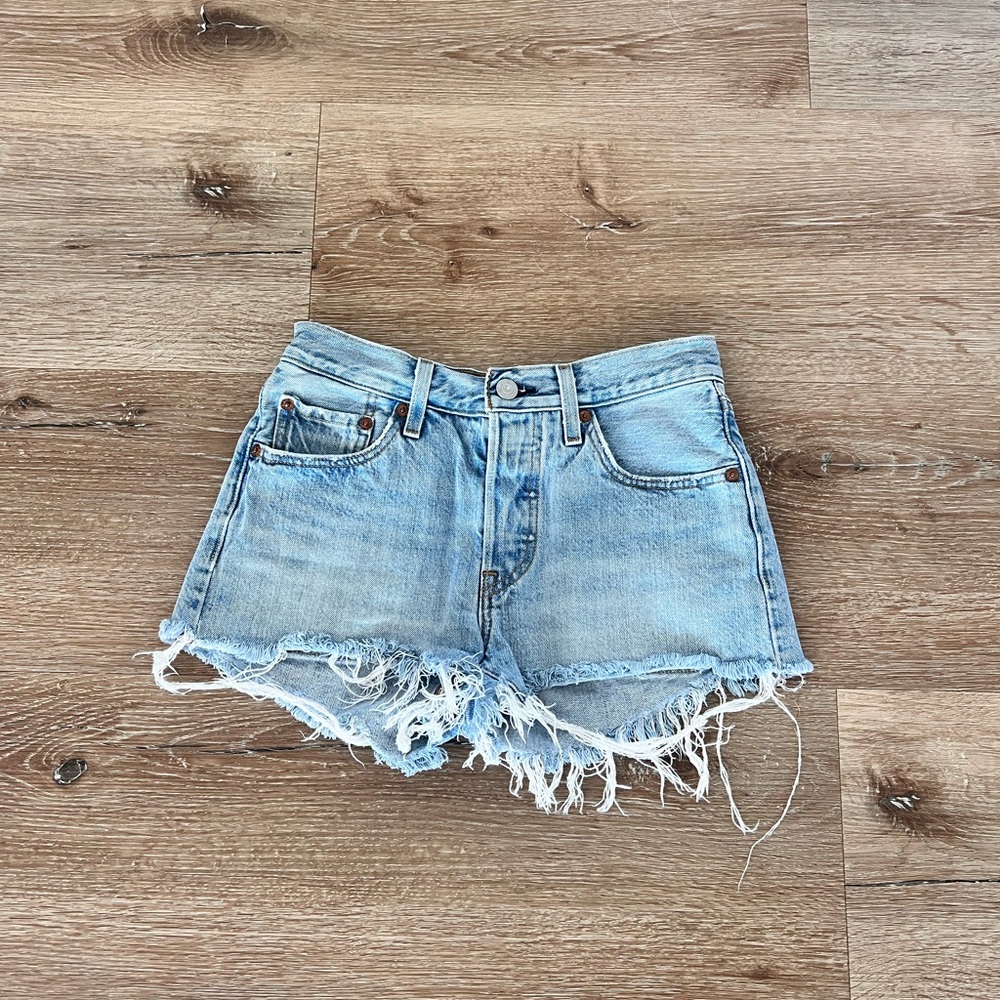 LEVI light wash distressed jean short